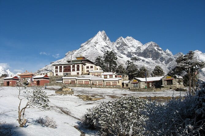 Everest Base Camp trek with Helicopter return 9 days - Day 3: Forest paths and the climb to Namche Bazaar
