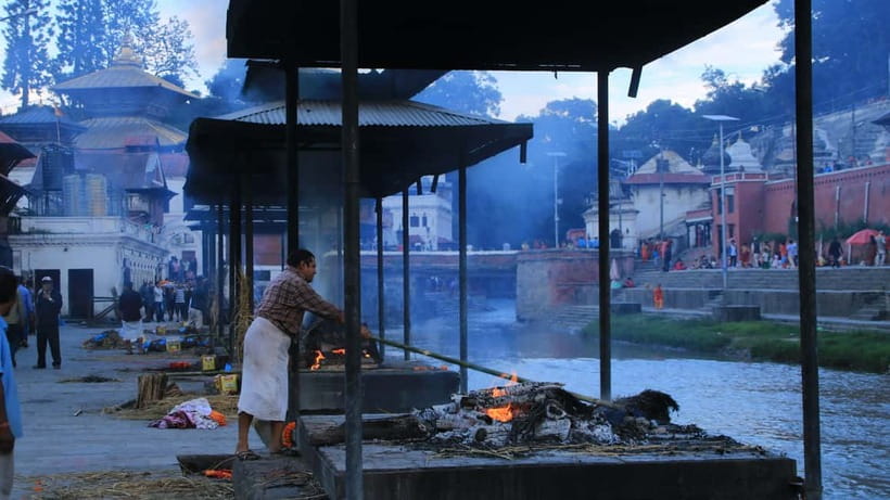 Katmandu: Pashupatinath Open Cremation & Evening Aarati - Finding a good place for the evening Aarati