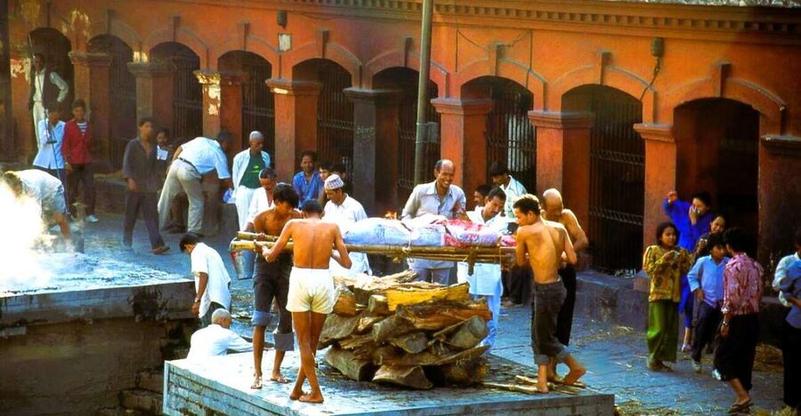 Sacred Pashupatinath: Aarati,Cremation Rites & Boudha Stupa - Aarti: the ceremony that gives the visit its pulse